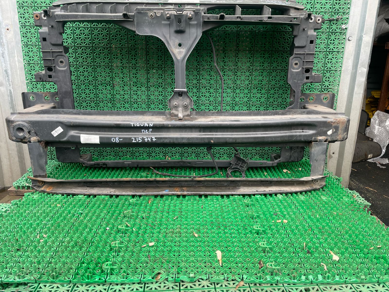 Усилитель бампера VOLKSWAGEN TIGUAN 2008- передний б/у
