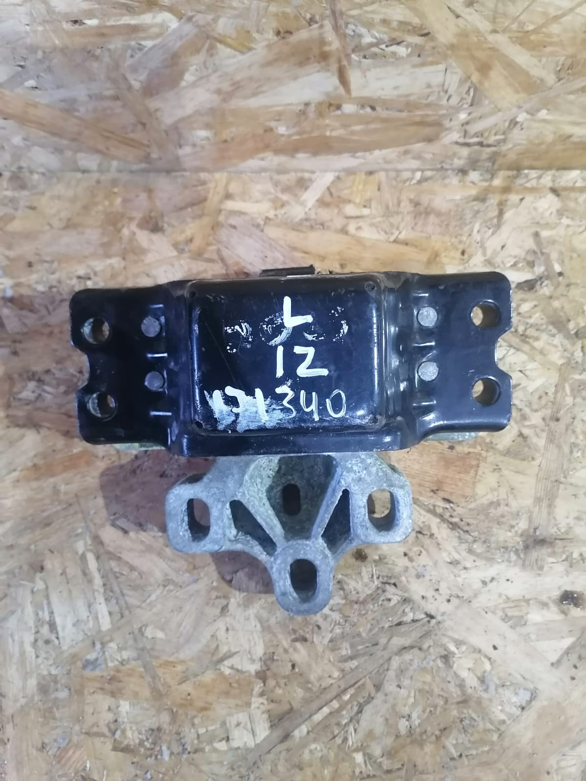 Подушка, опора коробки передач AUDI A3, SKODA OCTAVIA 1Z, VOLKSWAGEN GOLF 5/5+/6, JETTA 5/6, PASSAT B6/B7/CC, CADDY, TOURAN, TIGUAN 2,0 2004- левая плоская три б/у