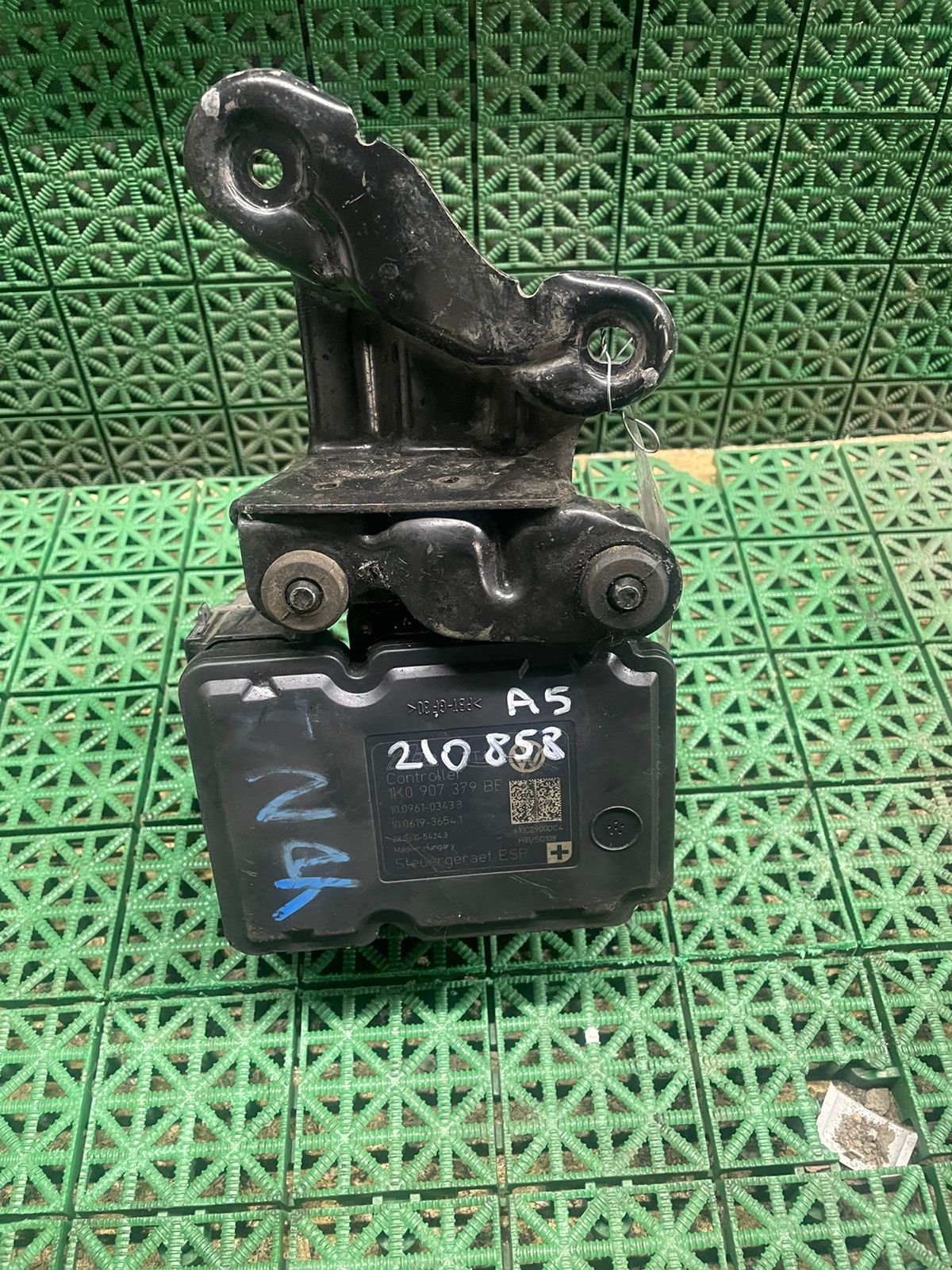 Блок ABS AUDI A3, SKODA OCTAVIA 1Z, VOLKSWAGEN GOLF 5, CADDY 2004- 1K0907379BE б/у