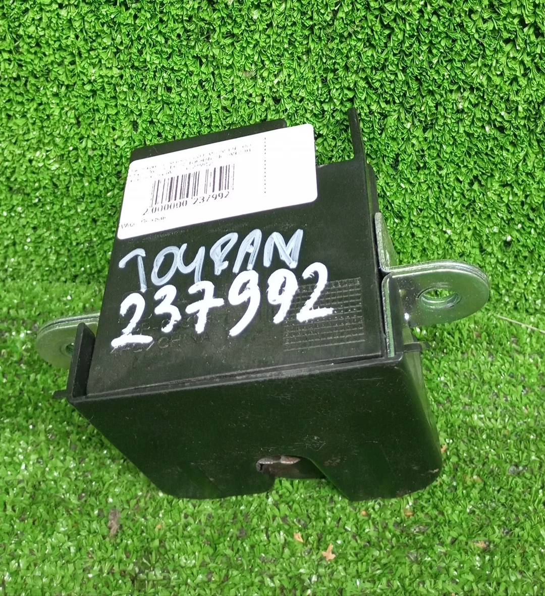 Замок крышки багажника VOLKSWAGEN GOLF 5/5+/6, PASSAT B6/B7, TOURAN, TIGUAN 2004- универсал б/у