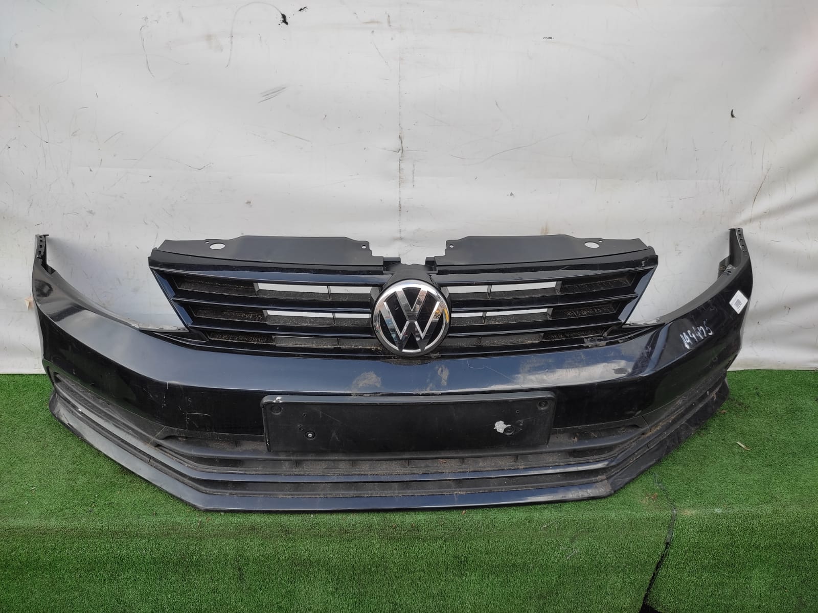Бампер VOLKSWAGEN JETTA 6 2011- передний чёрный б/у