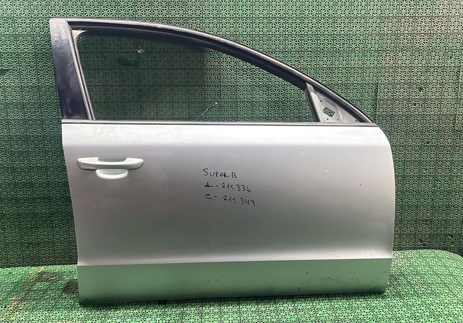 Дверь SKODA SUPERB 2008- передняя правая серая б/у