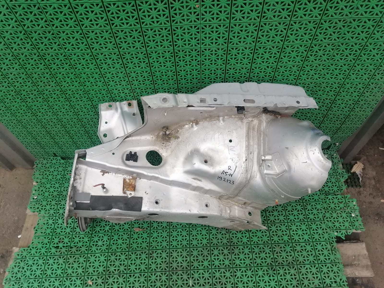 Лонжерон OPEL ASTRA H 2004- правый серебро б/у