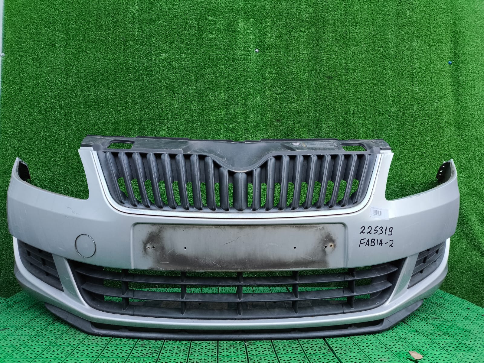 Бампер SKODA FABIA 2 2010- передний серый б/у