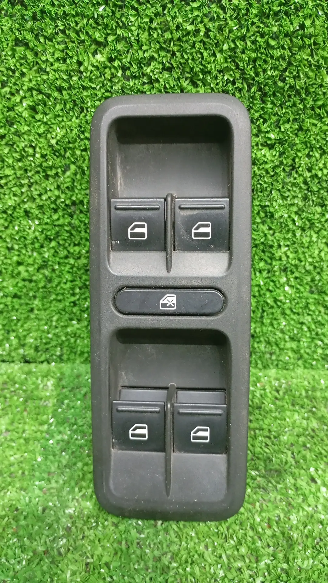 Кнопка включения стеклоподъемника SKODA OCTAVIA 1Z, VOLKSWAGEN GOLF 5/5+/6, JETTA 5, PASSAT B6, CADDY, TOURAN 2004- 4 кнопки б/у