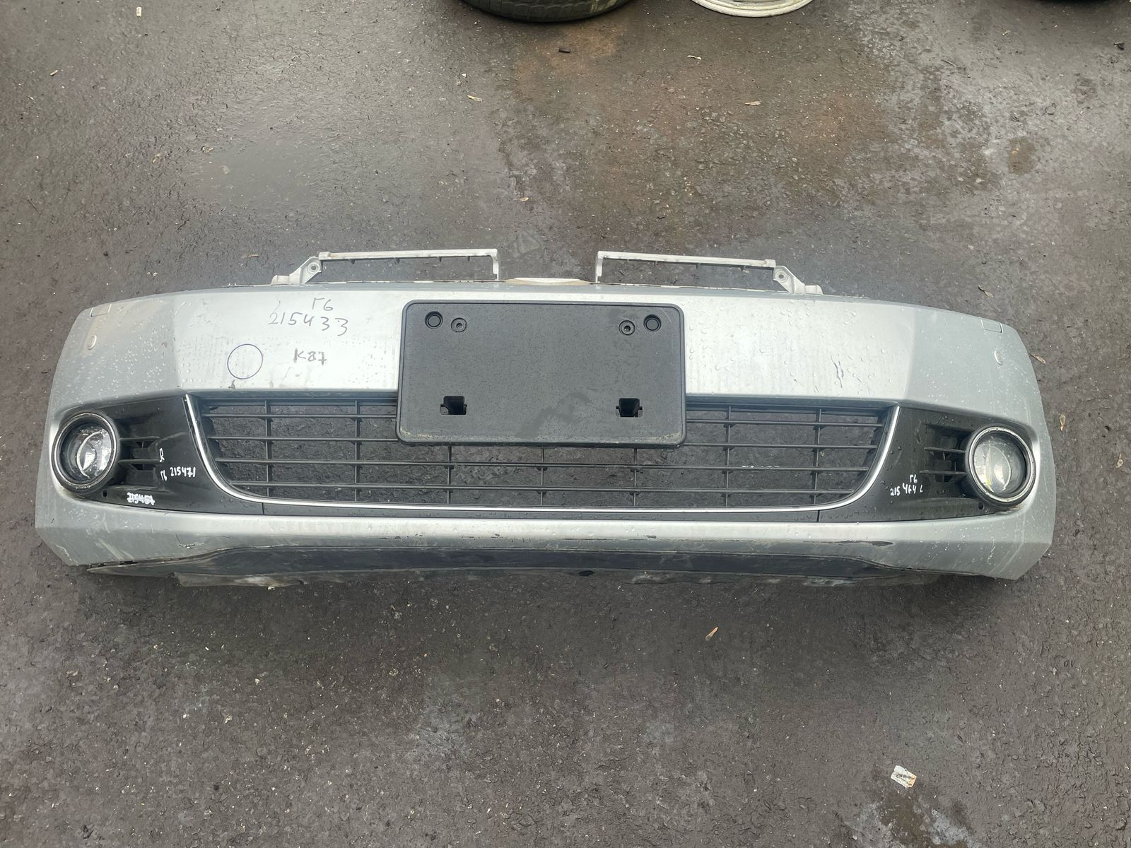 Бампер VOLKSWAGEN GOLF 6 2009- передний (под омыватели, парктроник) серебро б/у