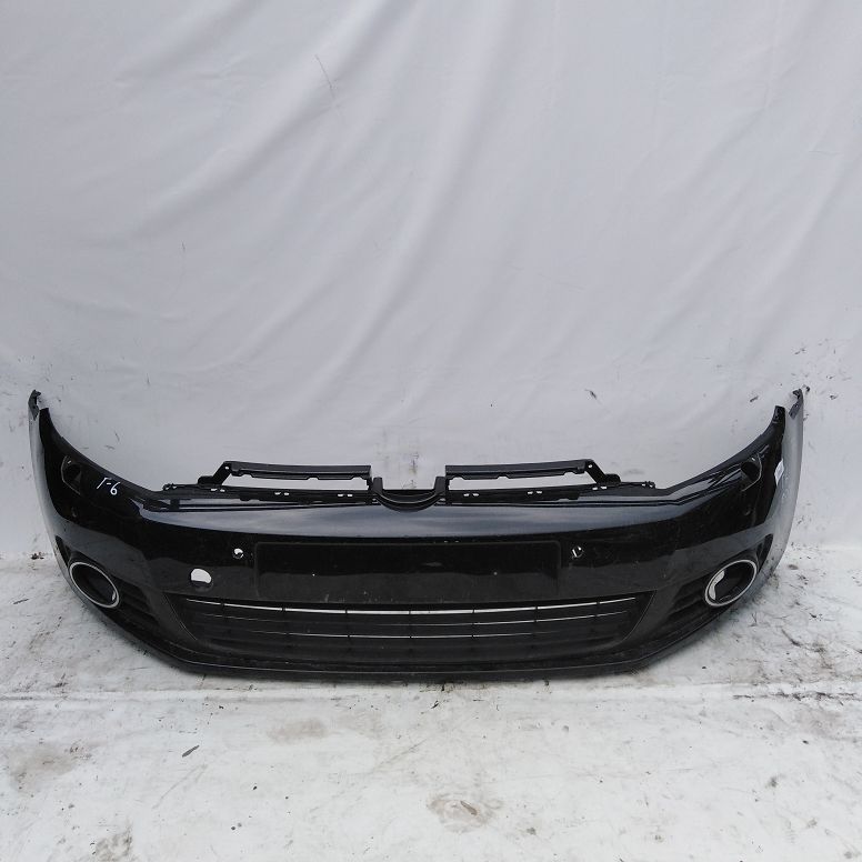Бампер VOLKSWAGEN GOLF 6 2009- передний (под омыватели, парктроник) чёрный Б/У