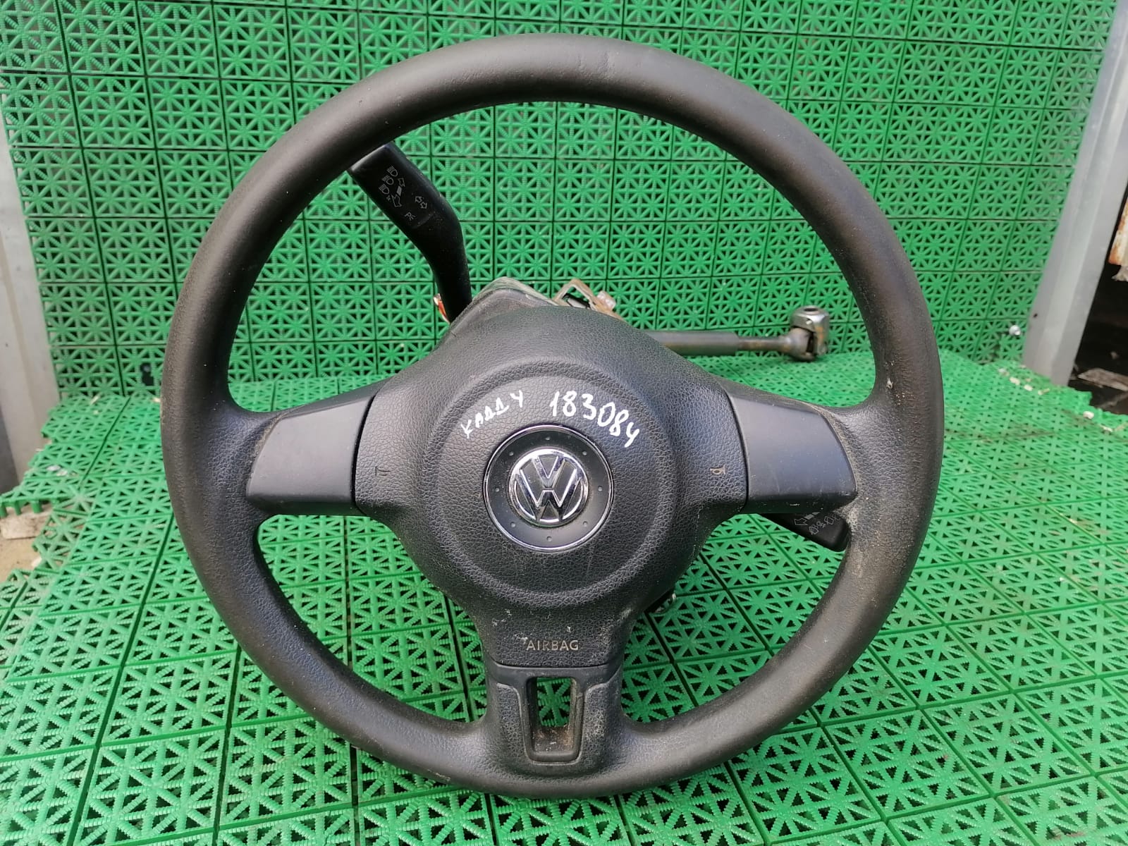Подушка безопасности VOLKSWAGEN GOLF 5, PASSAT B6, CADDY 2005- руль 3 спицы 2 фишки б/у