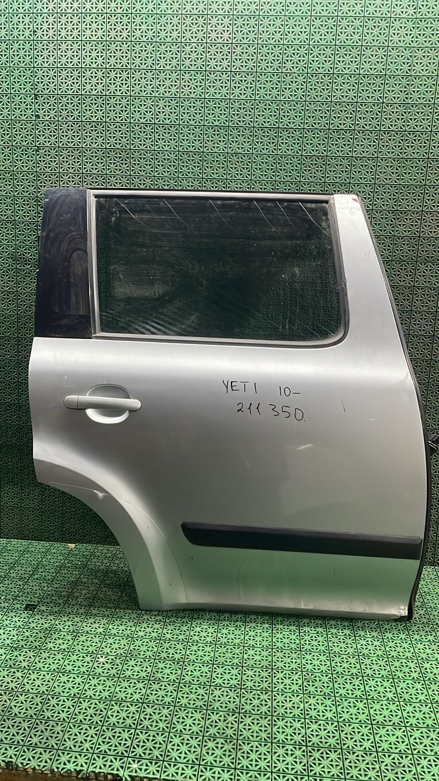 Дверь SKODA YETI 2010- задняя правая серая б/у