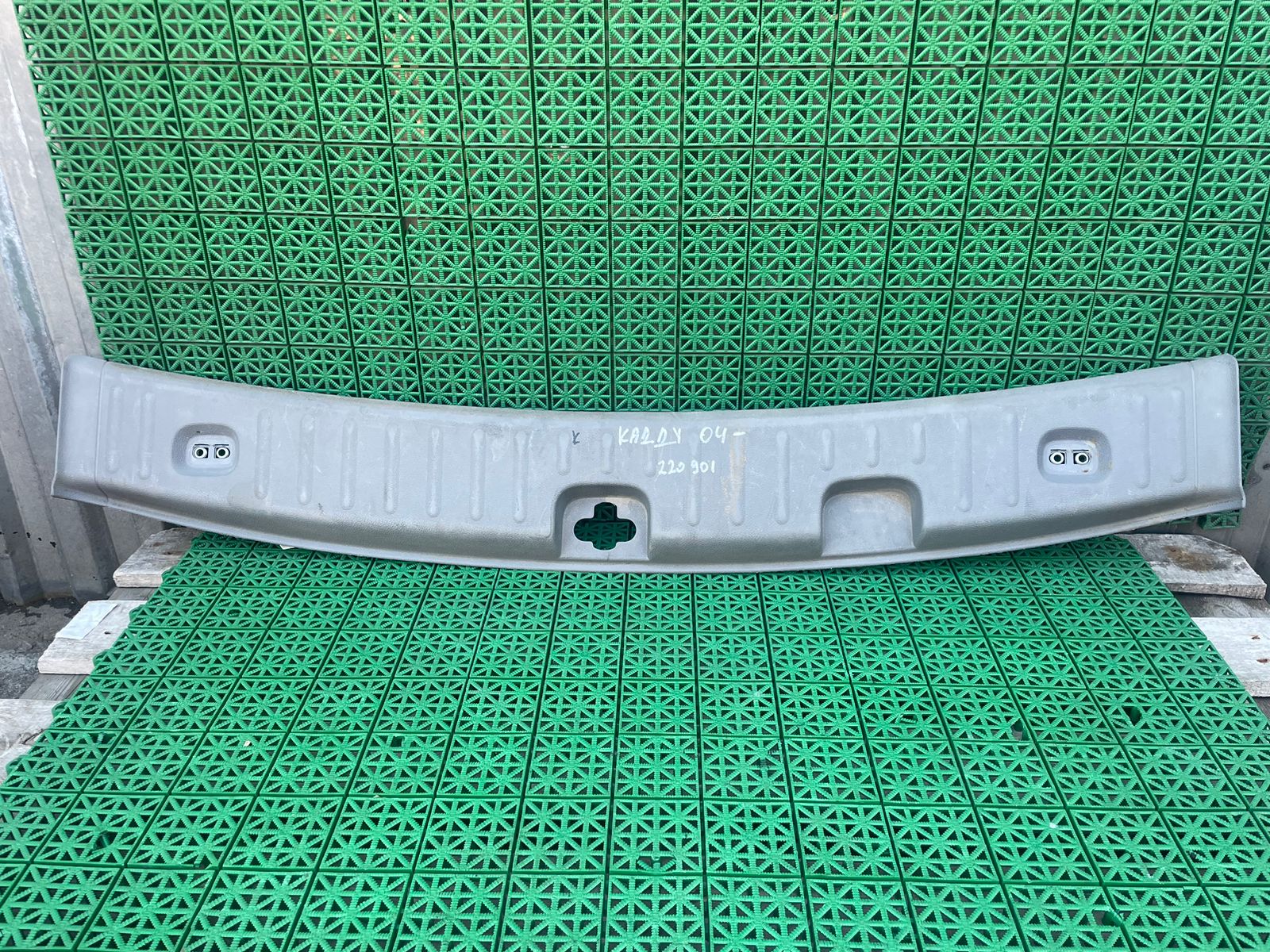 Обшивка багажника VOLKSWAGEN CADDY 2004- накладка панели замка распашонка б/у