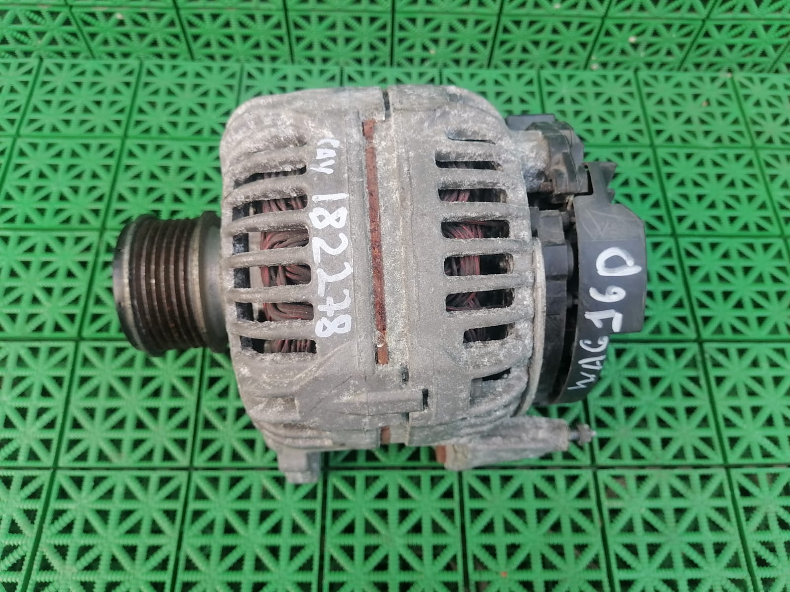 Генератор AUDI A3, SKODA OCTAVIA 1Z, VOLKSWAGEN GOLF 5/5+/6, JETTA 5/6, PASSAT B6/B7/CC, CADDY, TOURAN, TIGUAN 140A BSE 2004- 6 руч 4 ног выл шты б/у