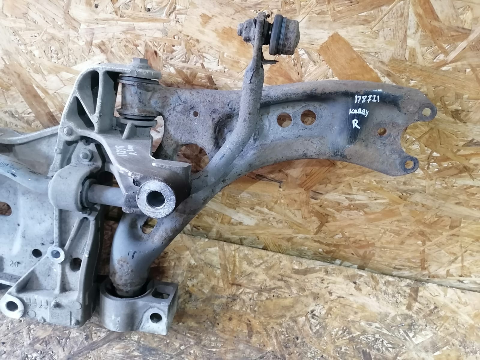Рычаг передней подвески AUDI A3, SKODA OCTAVIA 1Z, VOLKSWAGEN GOLF 5/5+/6, JETTA 5, CADDY, TOURAN 2004- правый б/у