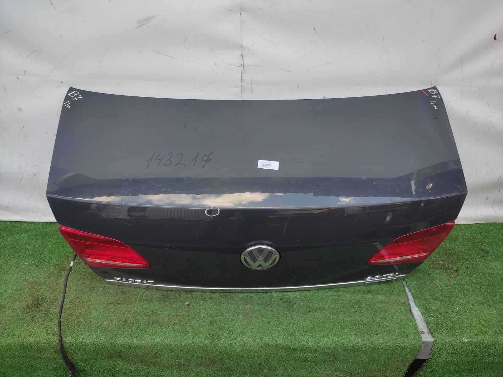 Крышка багажника VOLKSWAGEN PASSAT B7 2011- седан серая б/у