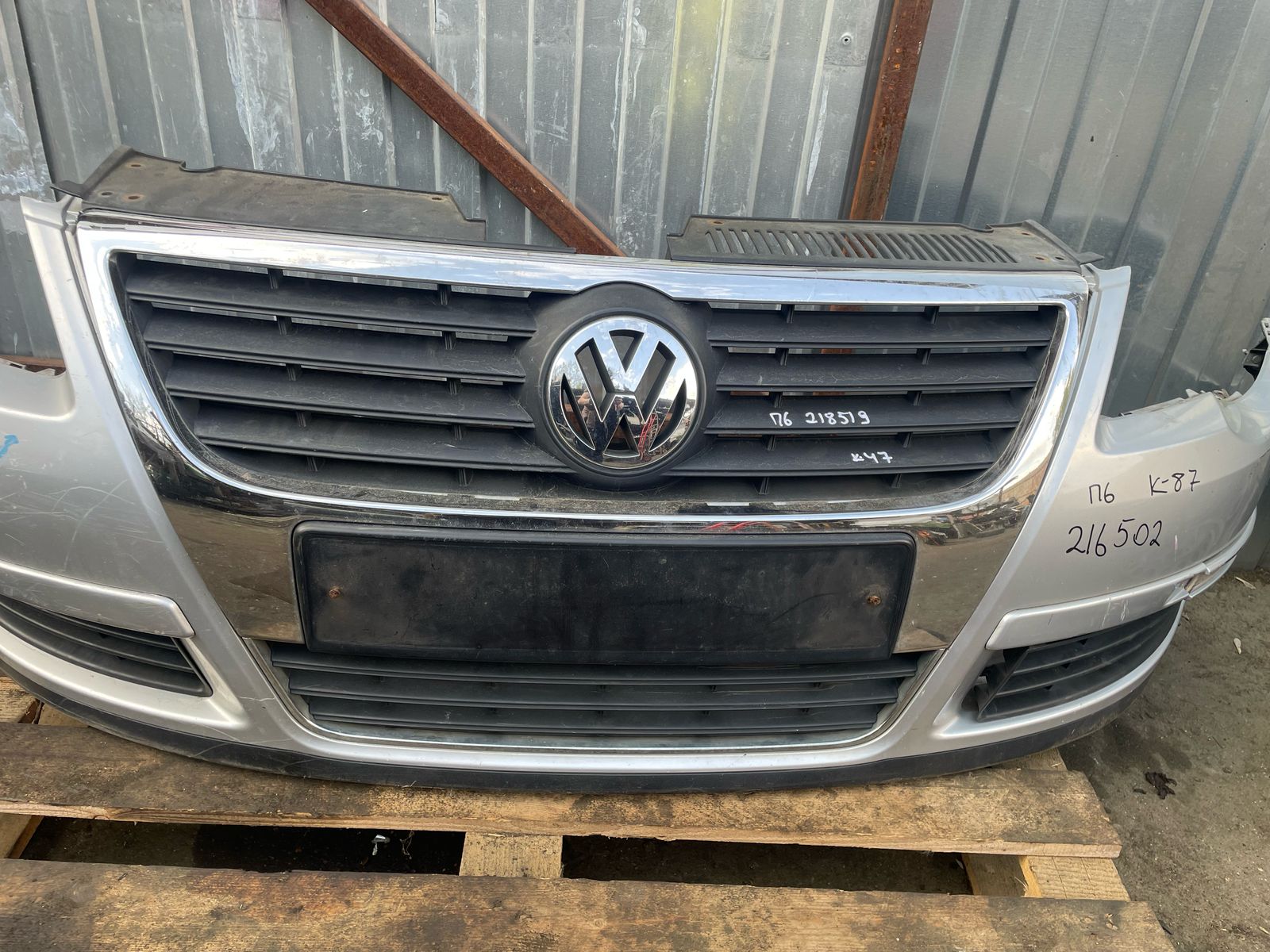 Решетка радиатора VOLKSWAGEN PASSAT B6 2005- б/у