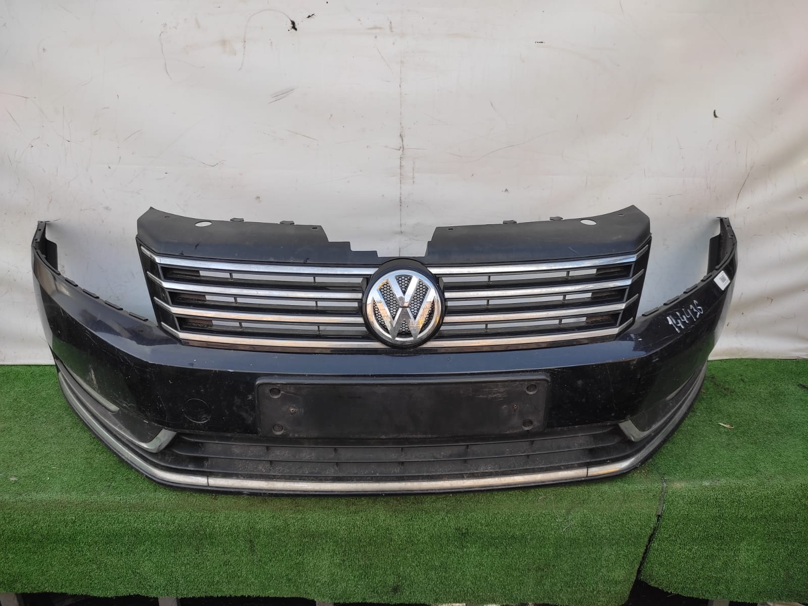 Бампер VOLKSWAGEN PASSAT B7 2011- передний чёрный б/у