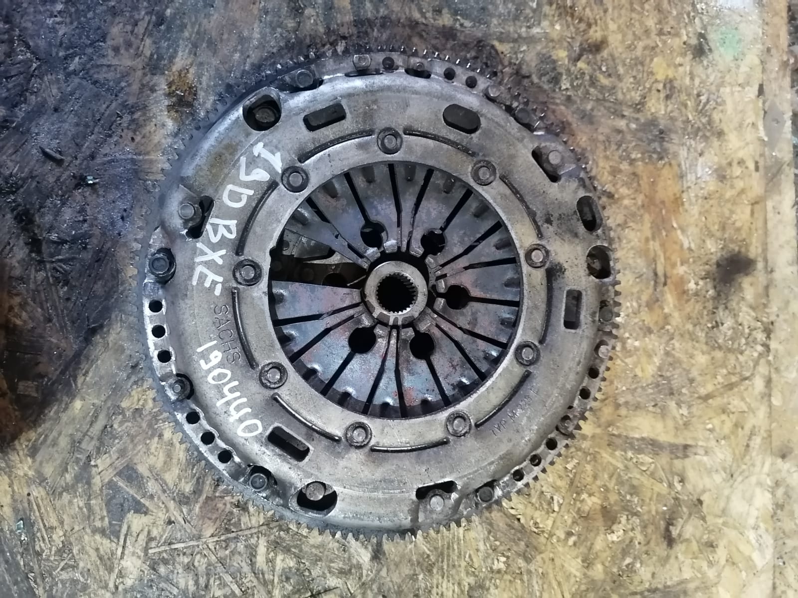Маховик двигателя AUDI A3, SKODA OCTAVIA 1Z, VOLKSWAGEN GOLF 5/5+, JETTA 5, PASSAT B6 BXE 2004- МКПП  5 б/у