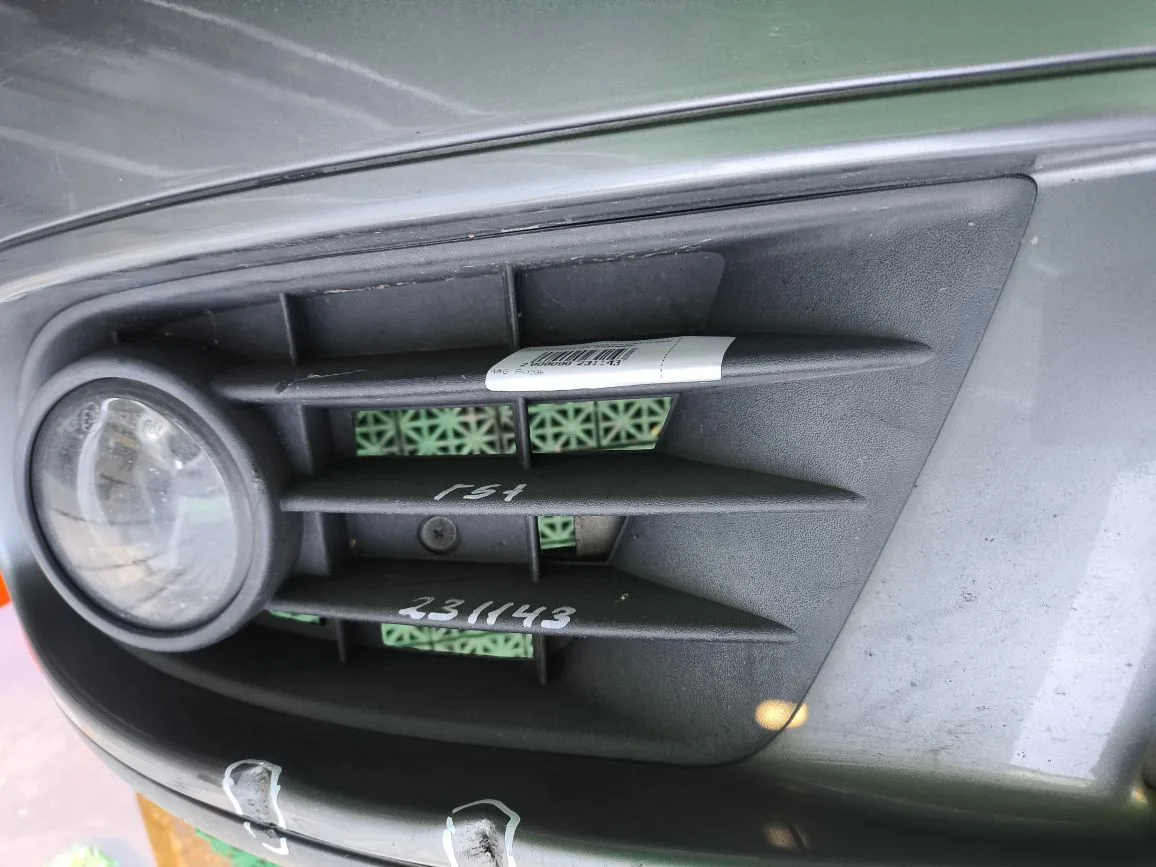 Решетка в бампер VOLKSWAGEN GOLF 5+ 2005- под птф правая б/у