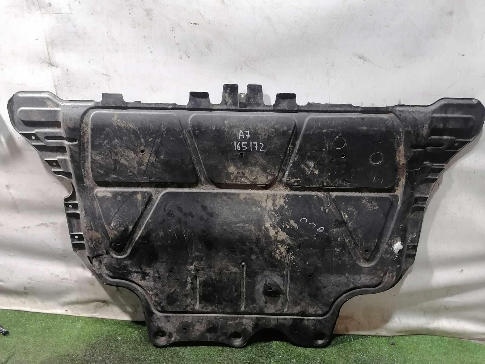 Защита двигателя AUDI A3, SKODA OCTAVIA A7, VOLKSWAGEN GOLF 7, PASSAT B8, TOURAN 2013- пластик б/у