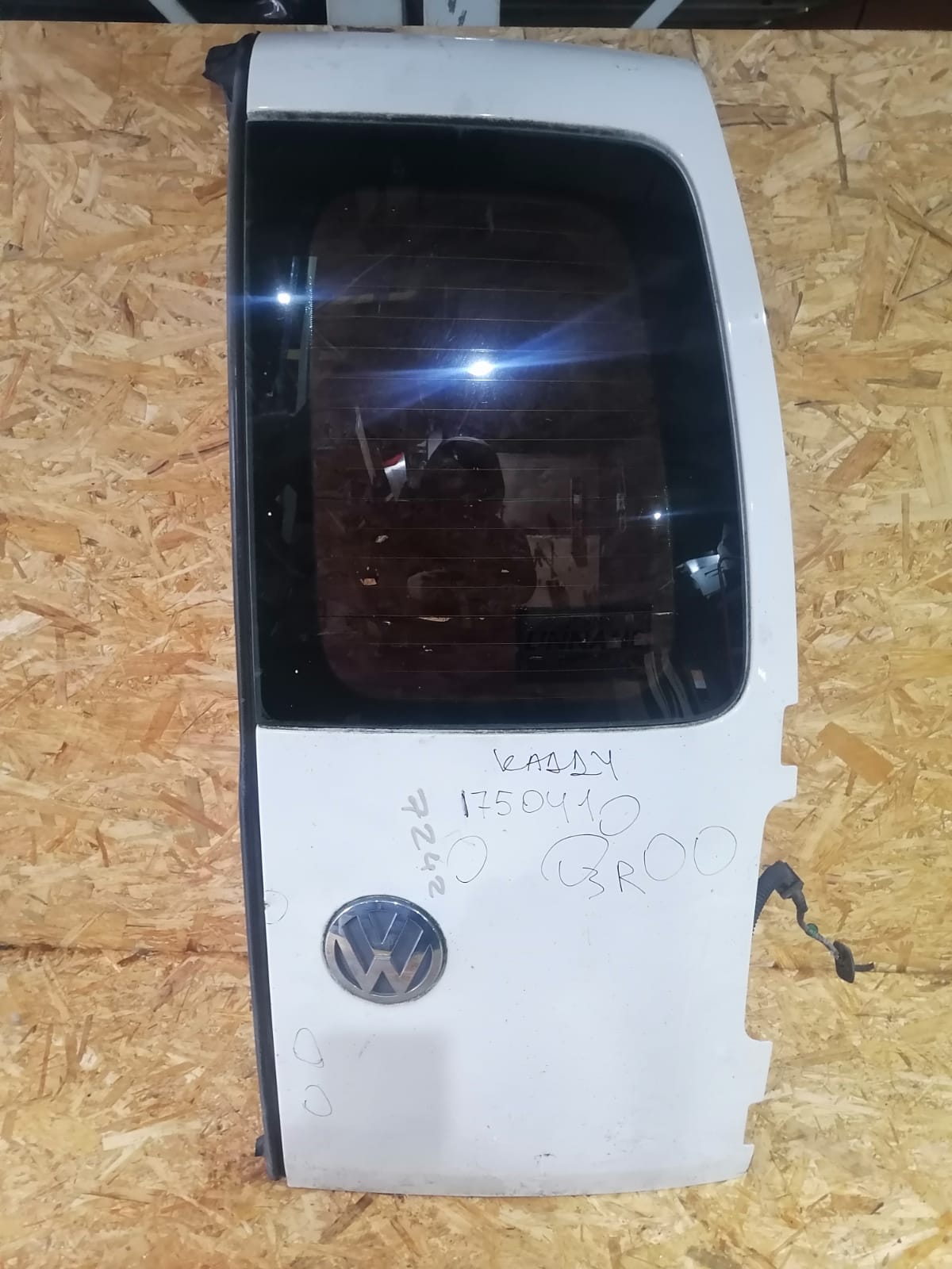 Дверь багажника VOLKSWAGEN CADDY 2004- задняя правая распашная (с вырезом под стекло) белая б/у