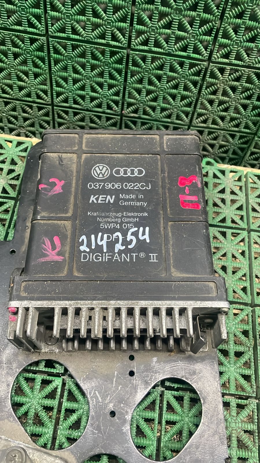 Блок управления двигателя ДВС ЭБУ VOLKSWAGEN PASSAT 037906022CJ 1990 Б/У
