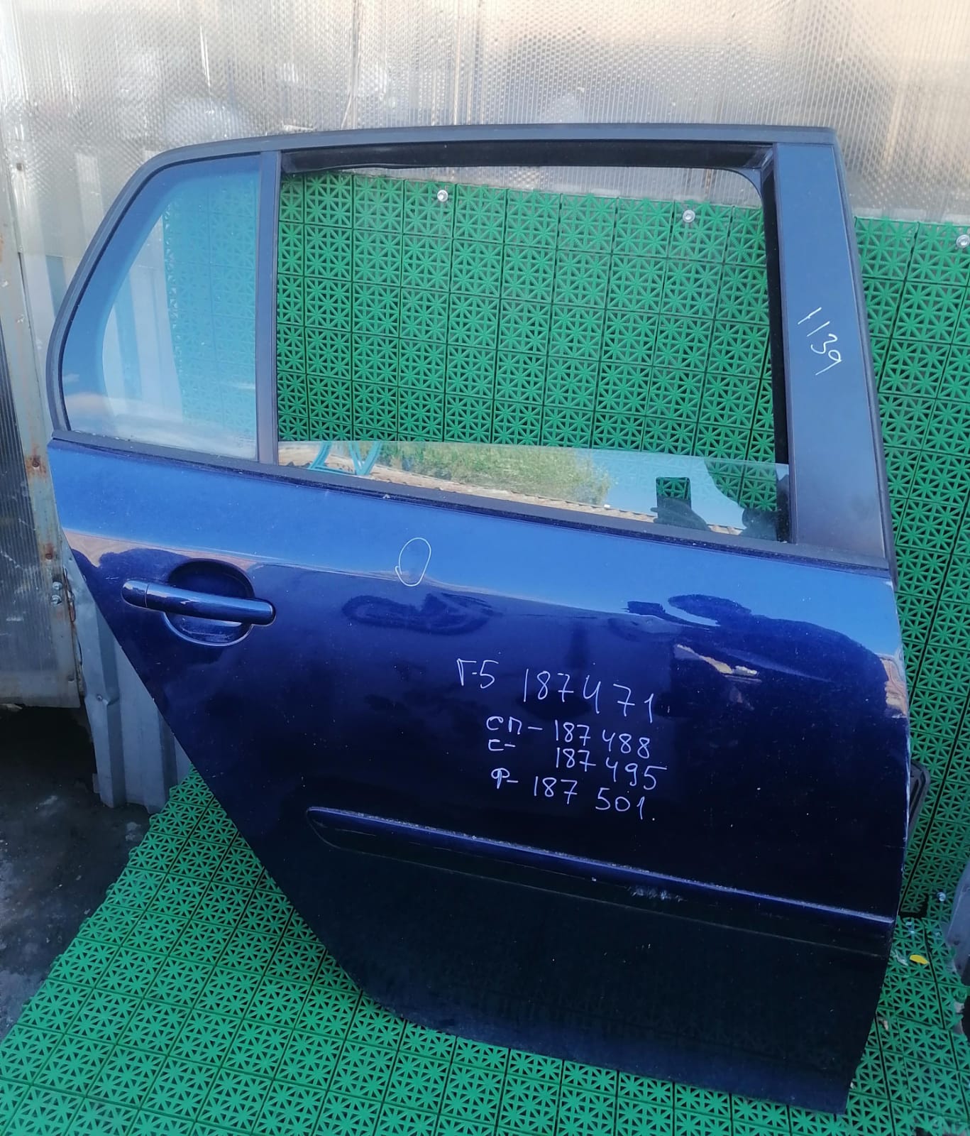 Стекло двери VOLKSWAGEN GOLF 5 2004- заднее правое б/у