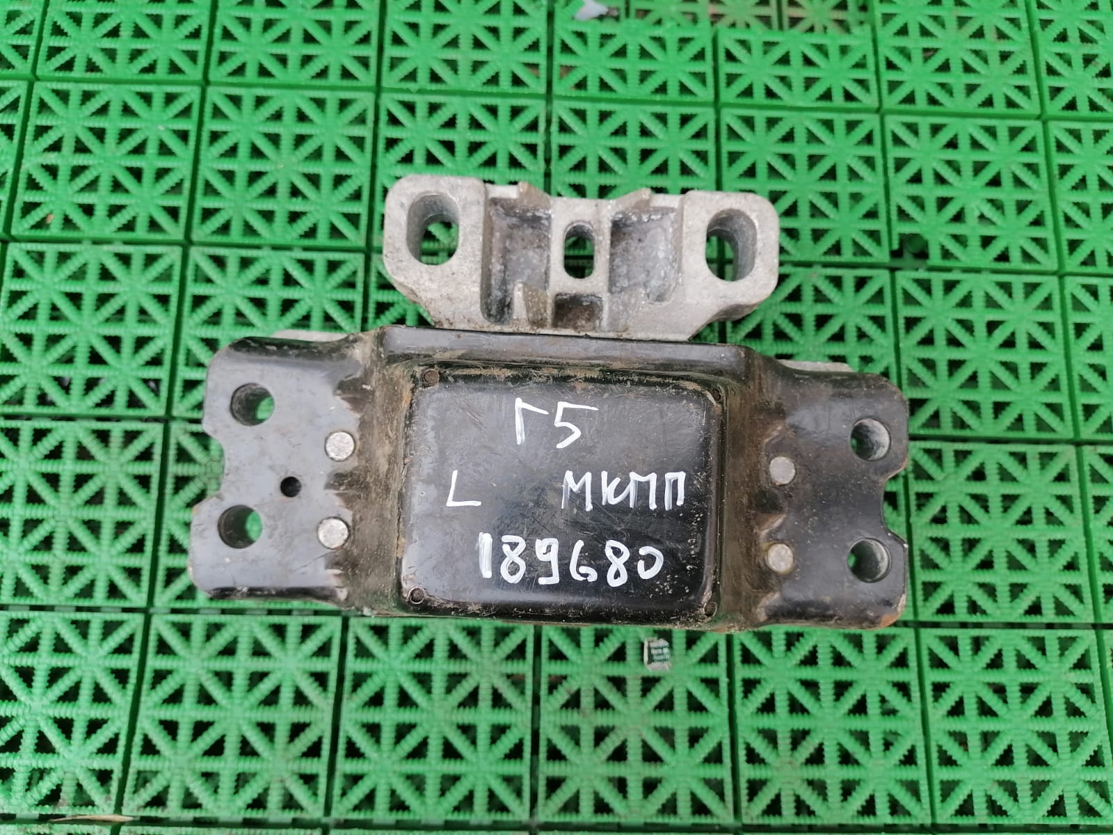 Подушка, опора коробки передач AUDI A3, SKODA OCTAVIA 1Z, VOLKSWAGEN GOLF 5/5+/6, JETTA 5/6, PASSAT B6/B7/CC, CADDY, TOURAN, TIGUAN 1,4/1,6 2004- левая плоская зад б/у