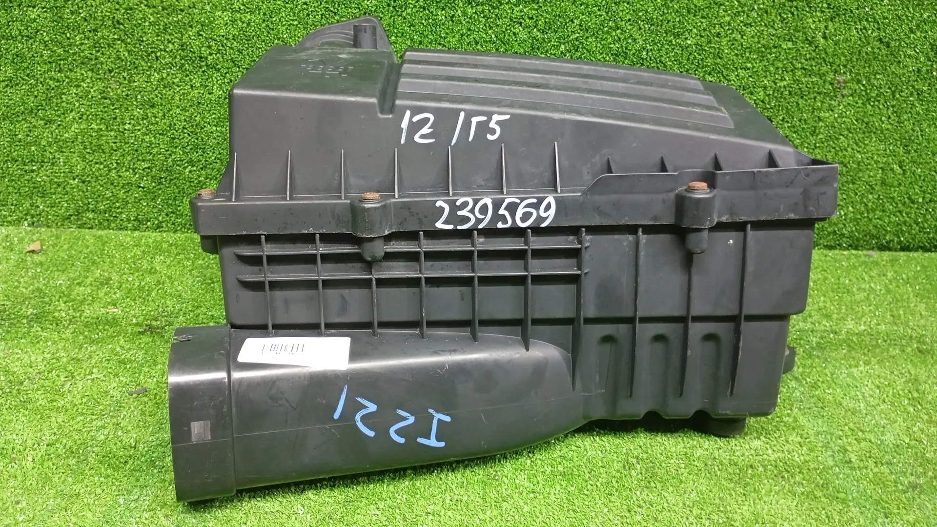 Корпус воздушного фильтра AUDI A3, SKODA OCTAVIA 1Z, VOLKSWAGEN GOLF 5/5+, JETTA 5, PASSAT B6, CADDY, TOURAN 2,0 TDI CFH 2004- отрос сверх б/у