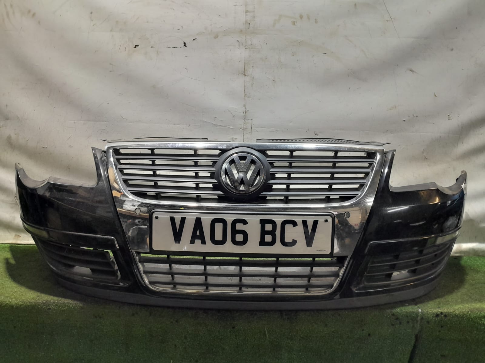 Бампер VOLKSWAGEN PASSAT B6 2005- передний (под парктронник) чёрный б/у