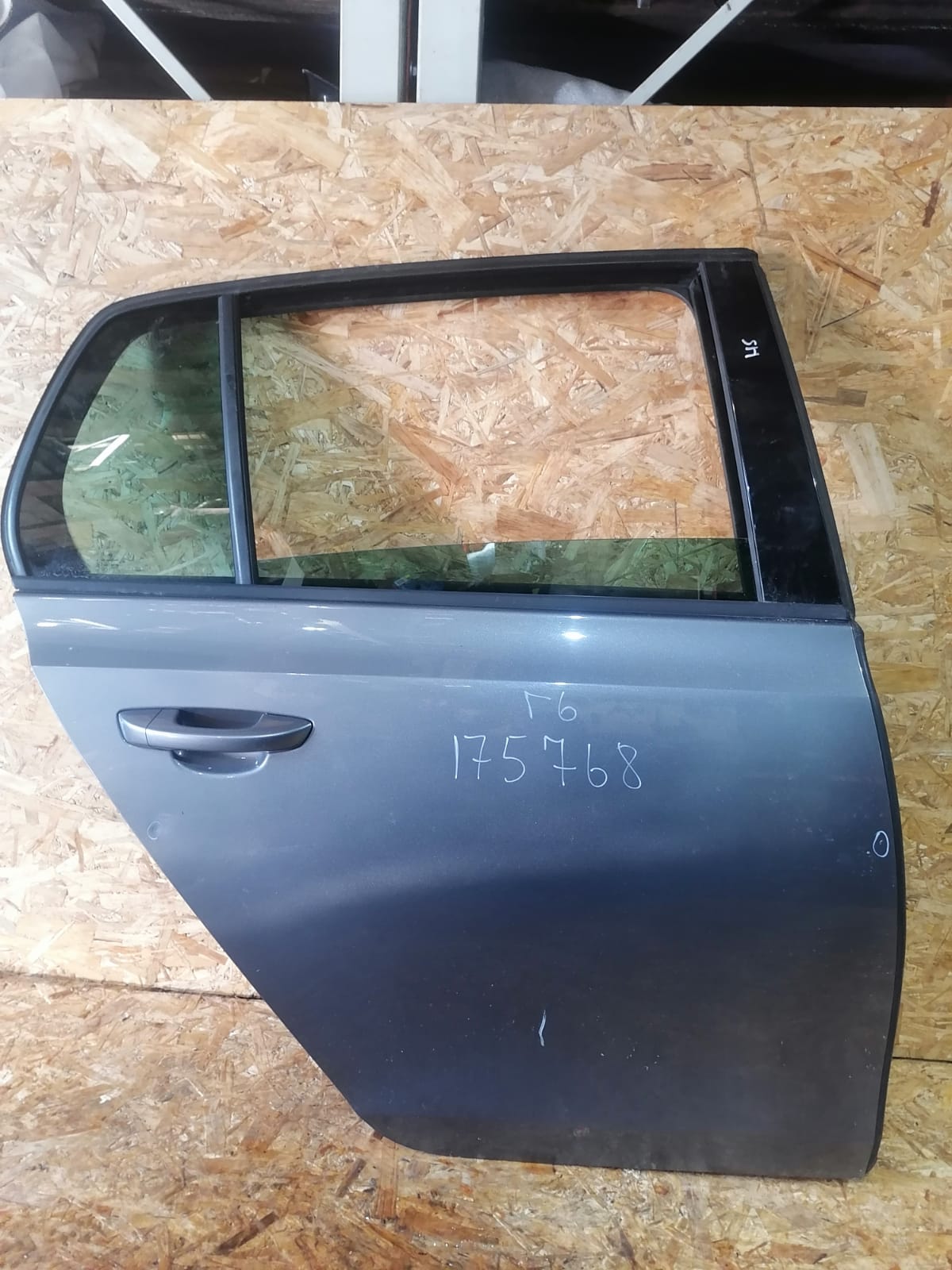 Стекло двери VOLKSWAGEN GOLF 6 2009- задняя форточка правая б/у