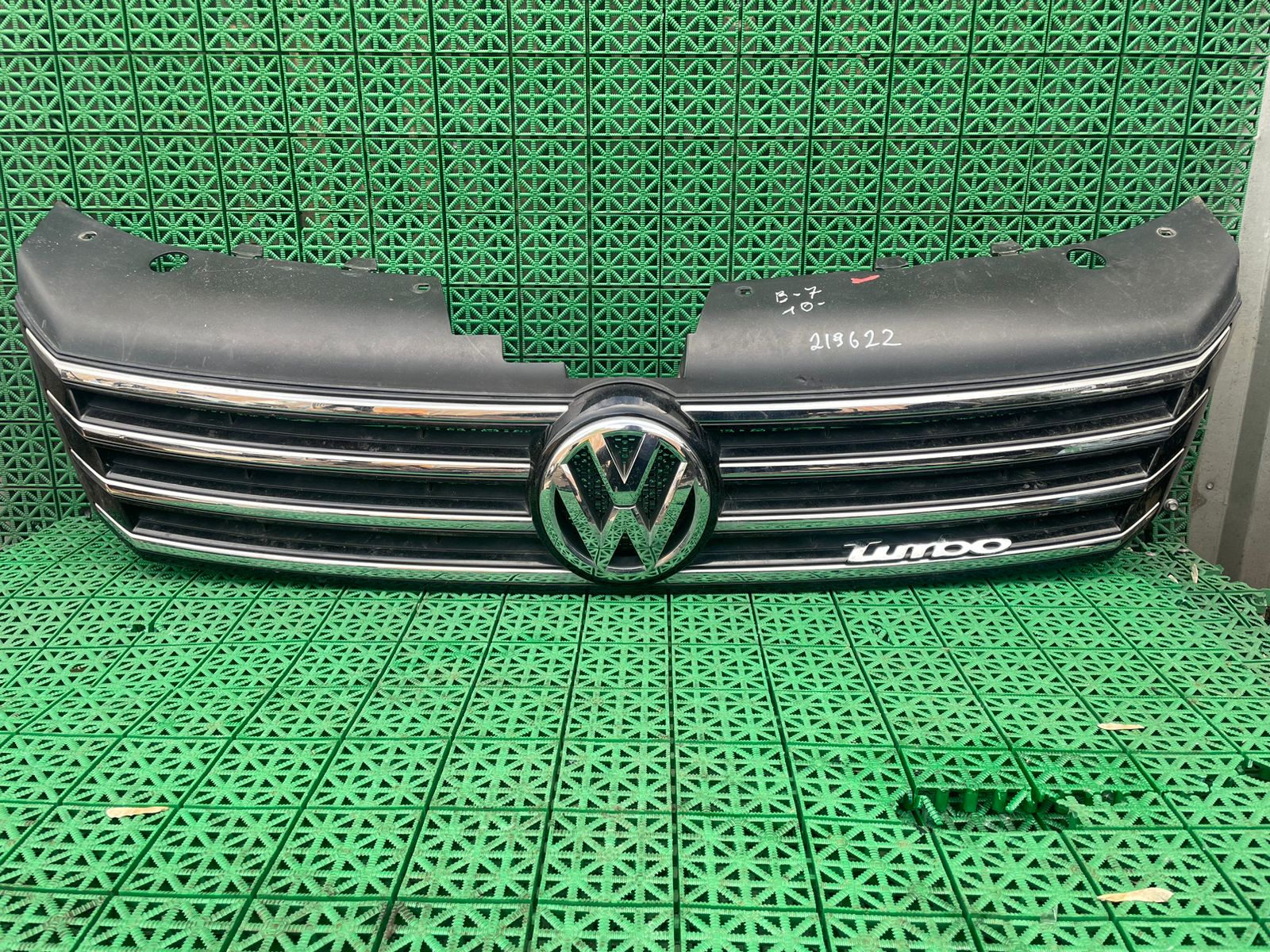 Решетка радиатора VOLKSWAGEN PASSAT B7 2011- б/у
