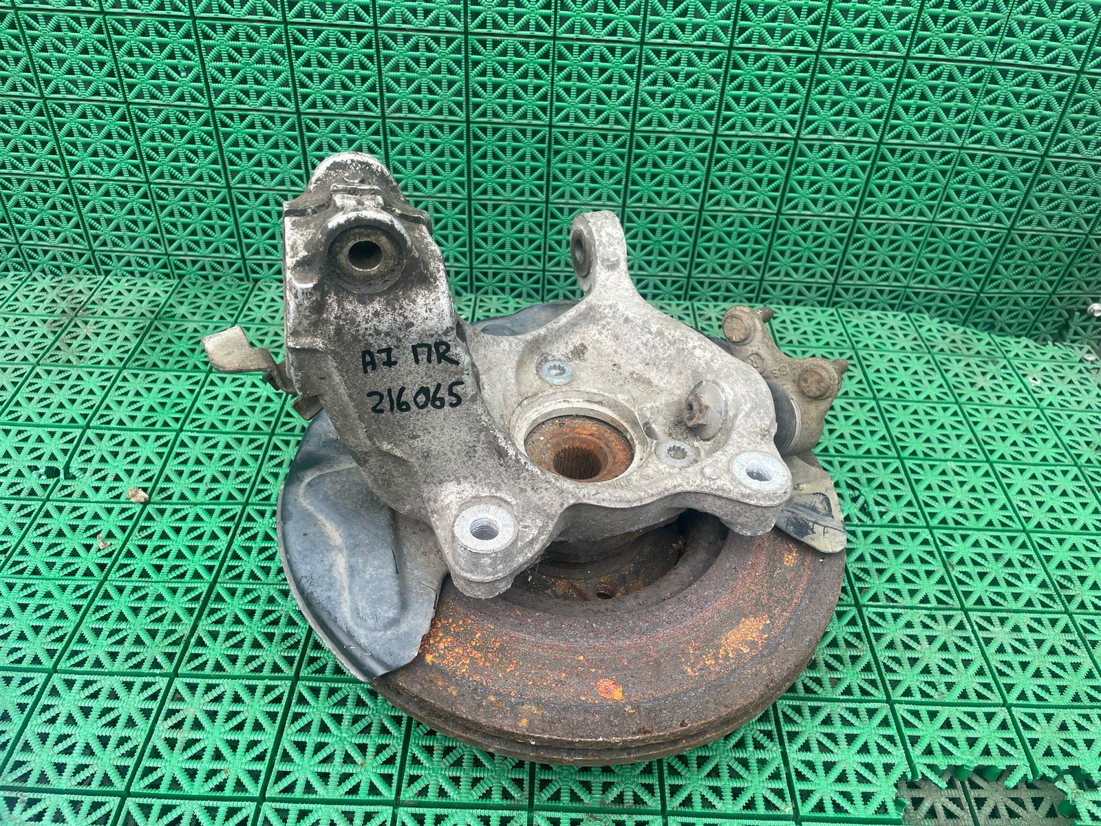 Кулак поворотный AUDI A3, SKODA OCTAVIA A7, VOLKSWAGEN GOLF 7 2013- 3 болта силумин без рогов правый б/у