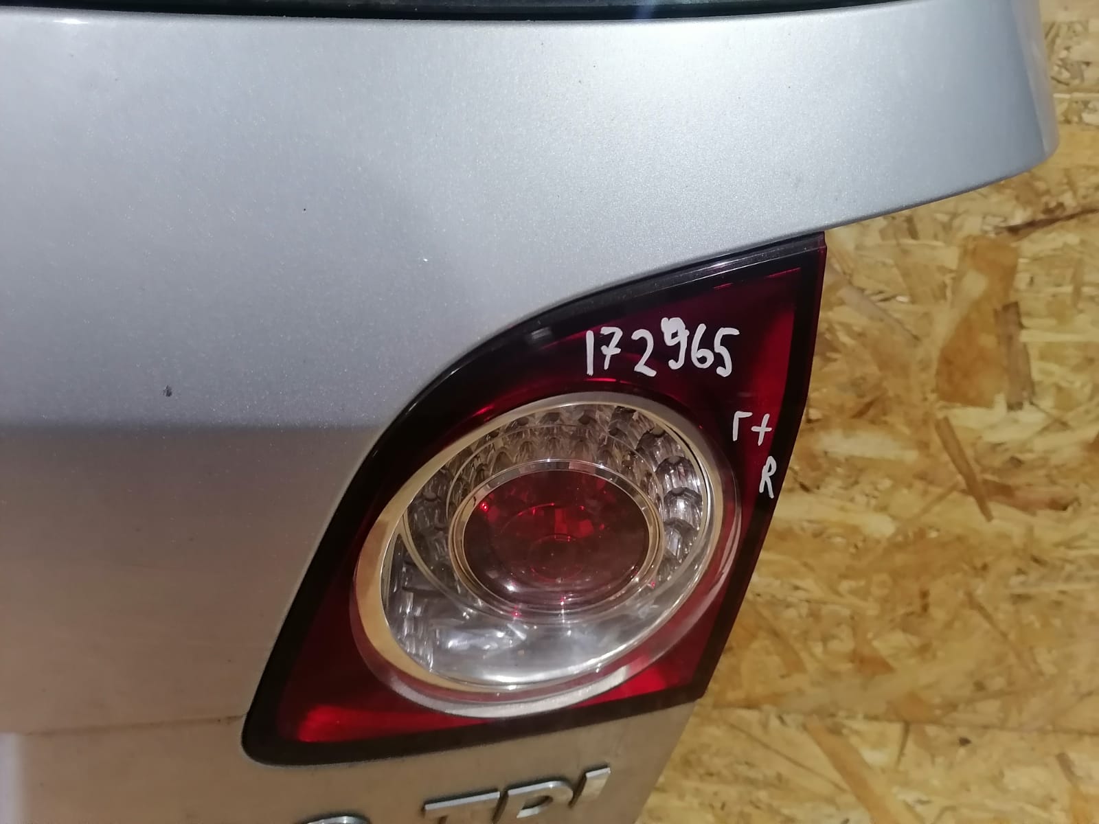 Фонарь VOLKSWAGEN GOLF 5+ 2005- внутренний правый б/у