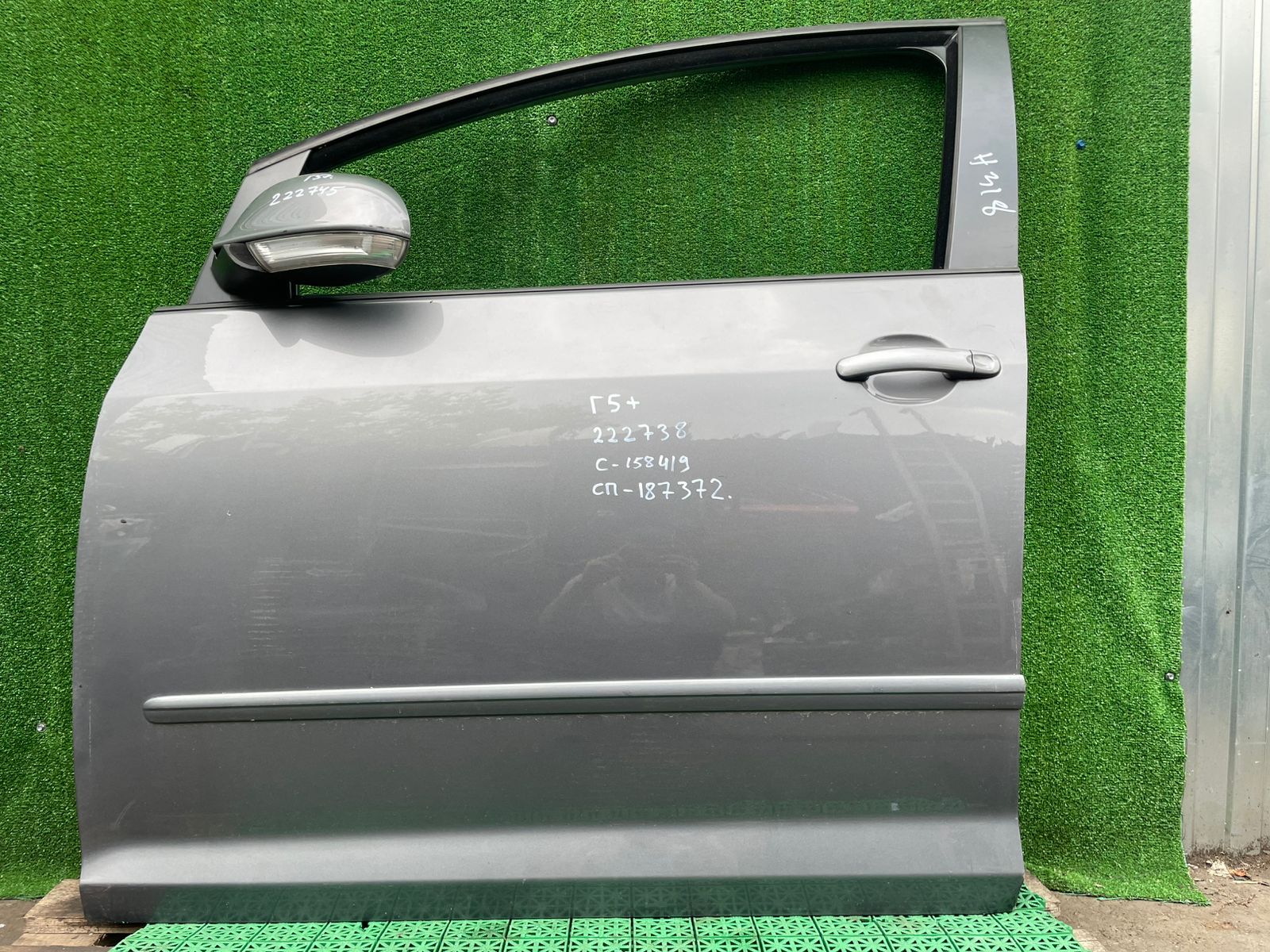 Стекло двери VOLKSWAGEN GOLF 5+ 2005- переднее левое б/у