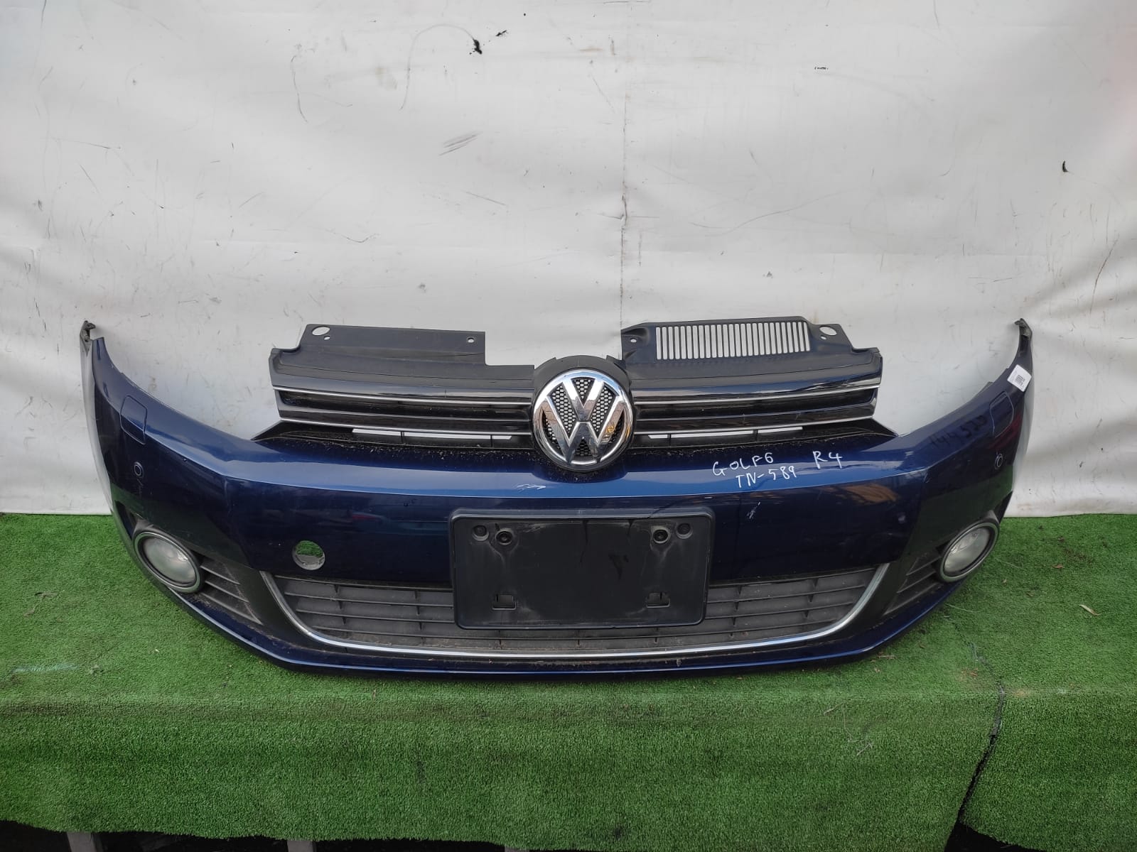Бампер VOLKSWAGEN GOLF 6 2009- передний (под омыватели, парктроник) синий б/у
