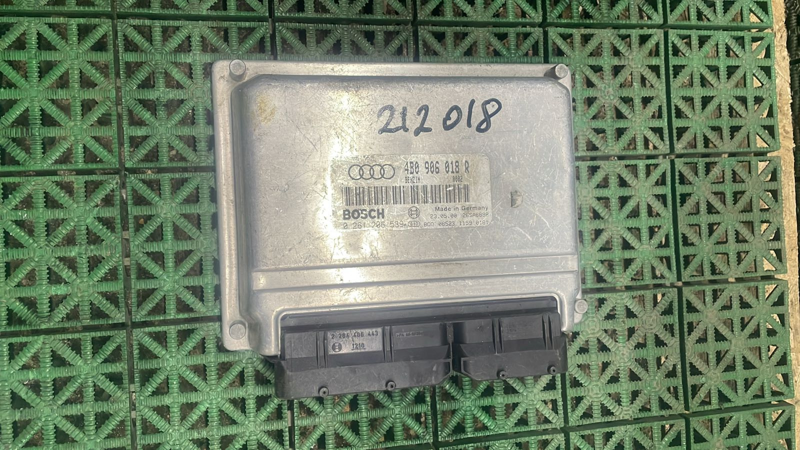 Блок управления двигателя ДВС ЭБУ AUDI A4 8D 1,8 AWM 1995- Б/У