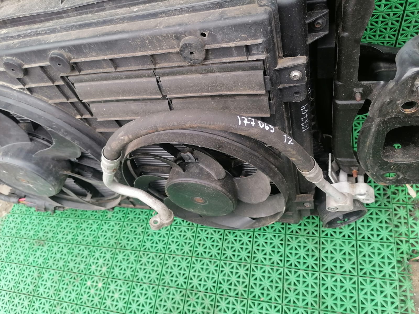 Радиатор охлаждения двигателя AUDI A3, SKODA 1Z, VOLKSWAGEN 1,4/1,8/2,0 2004- (диффуз 30 444) б/у
