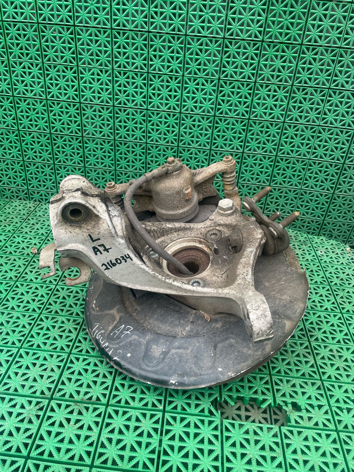 Кулак поворотный AUDI A3, SKODA OCTAVIA A7, VOLKSWAGEN GOLF 7 2013- 3 болта силумин без рогов левый б/у