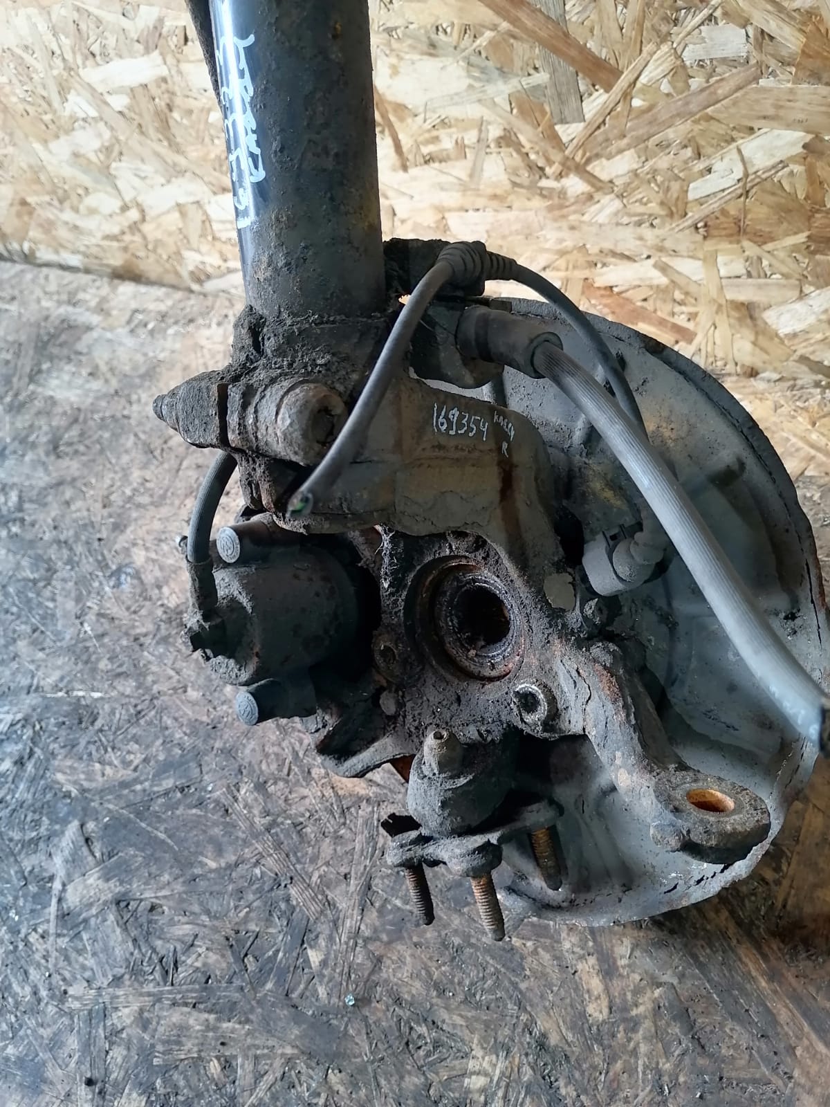Кулак поворотный AUDI A3, SKODA OCTAVIA 1Z, VOLKSWAGEN GOLF 5/5+/6, JETTA 5, CADDY, TIGUAN, TOURAN 2004- 2004- 3 болта с рогам правый б/у