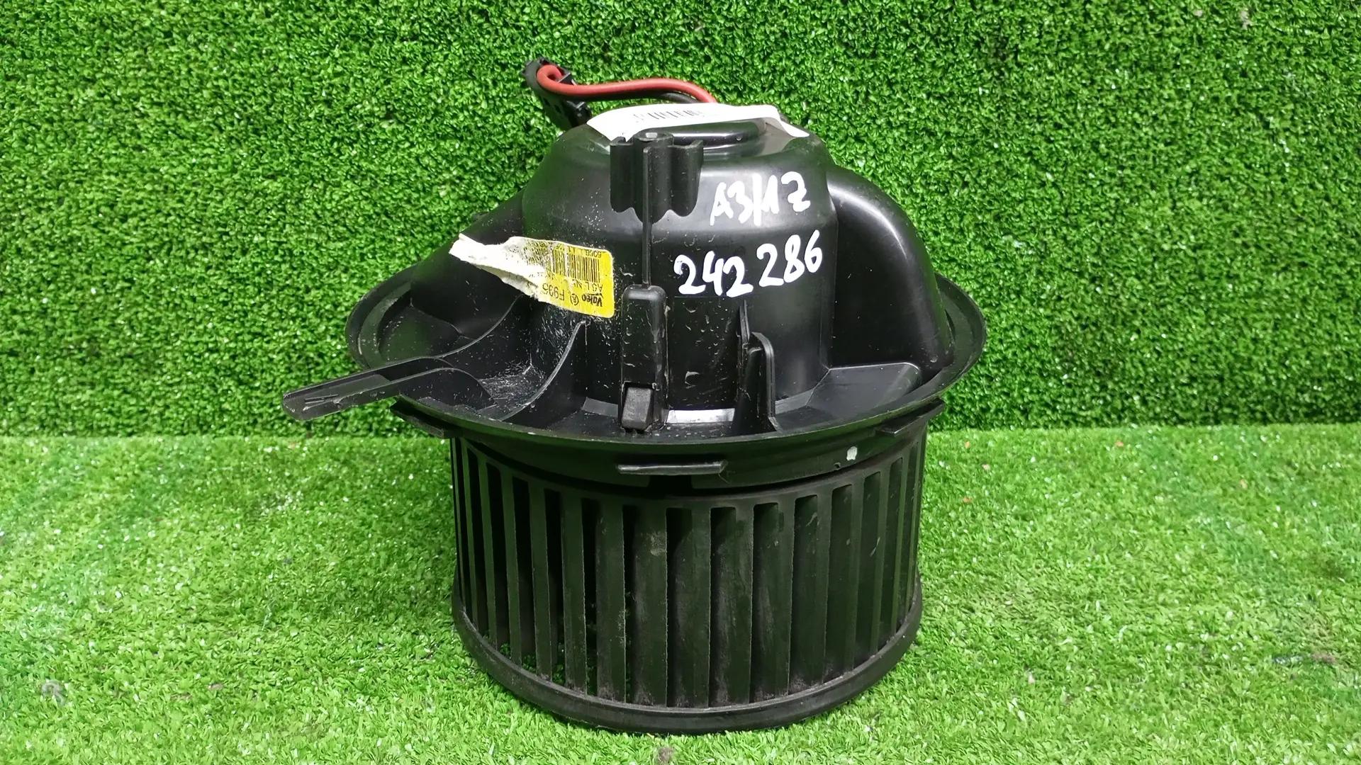 Моторчик печки AUDI A3, SKODA OCTAVIA 1Z, VOLKSWAGEN GOLF 5/5+/6, JETTA 5/6, PASSAT B6/B7/CC, CADDY, TOURAN, TIGUAN 2004- с климатом б/у