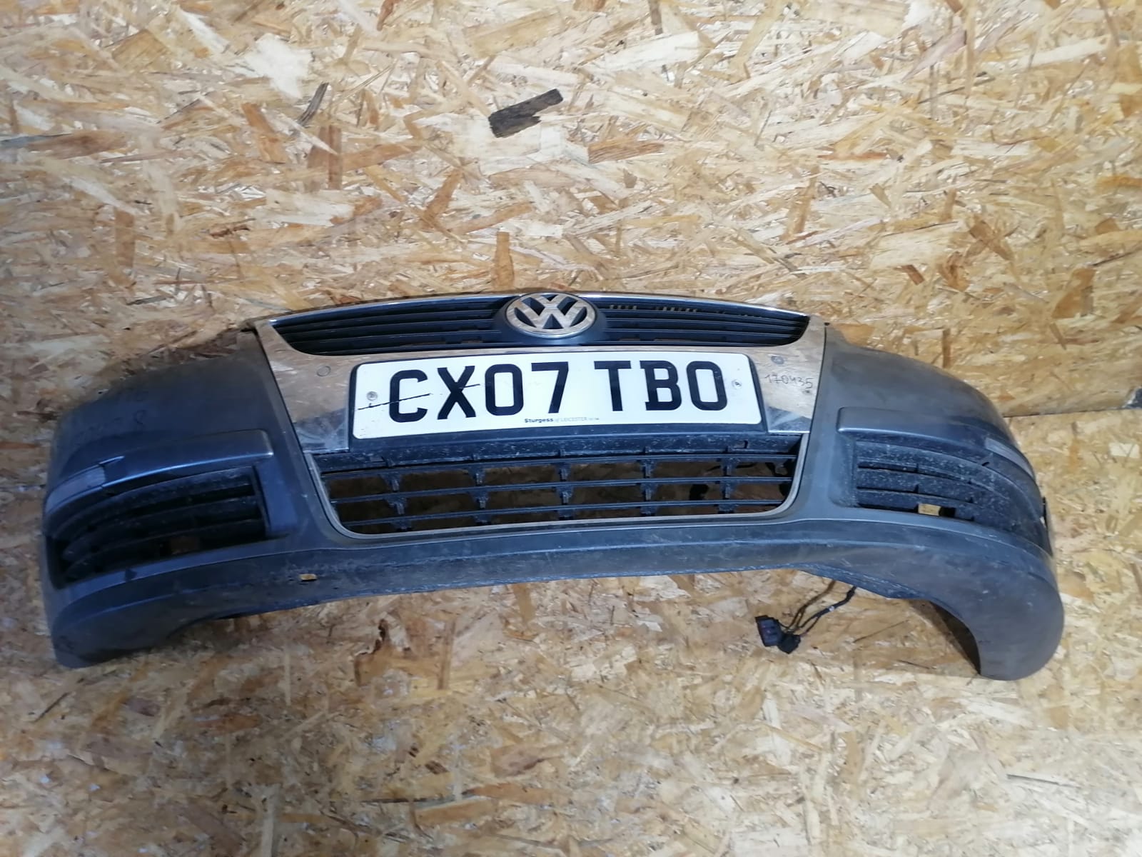 Бампер VOLKSWAGEN PASSAT B6 2005- передний (под парктронник) серый б/у