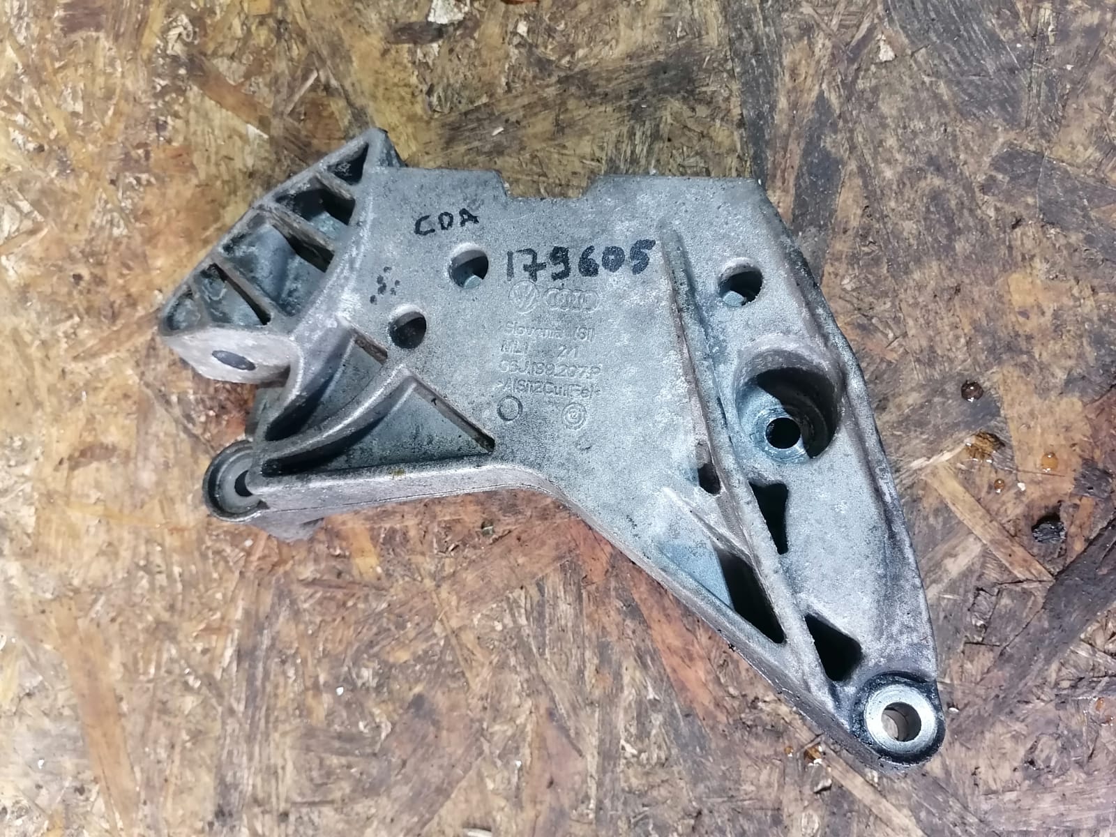 Кронштейн двигателя AUDI A3, SKODA OCTAVIA 1Z, VOLKSWAGEN GOLF 5/5+/6, JETTA 5/6, PASSAT B6/B7/CC, TIGUAN 1,8 CDAA 2008- правый б/у