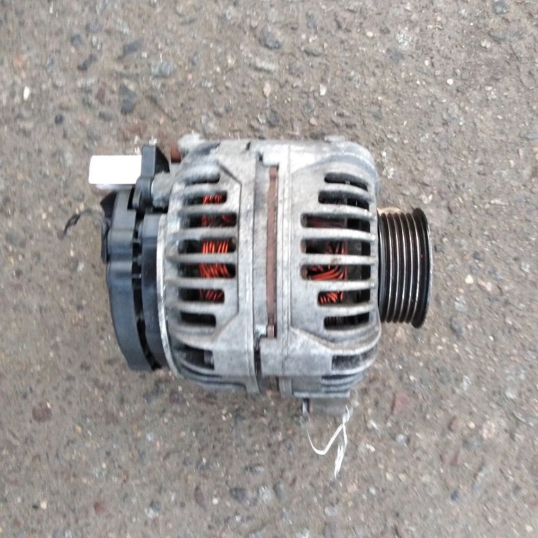 Генератор AUDI A4 8D/8E, A6 C5, A8 4D, VOLKSWAGEN PASSAT B5/B5+ 1,8/2,4/2,5/2,7/2,8 140A 1997- (3 ноги) с фишкой Б/У