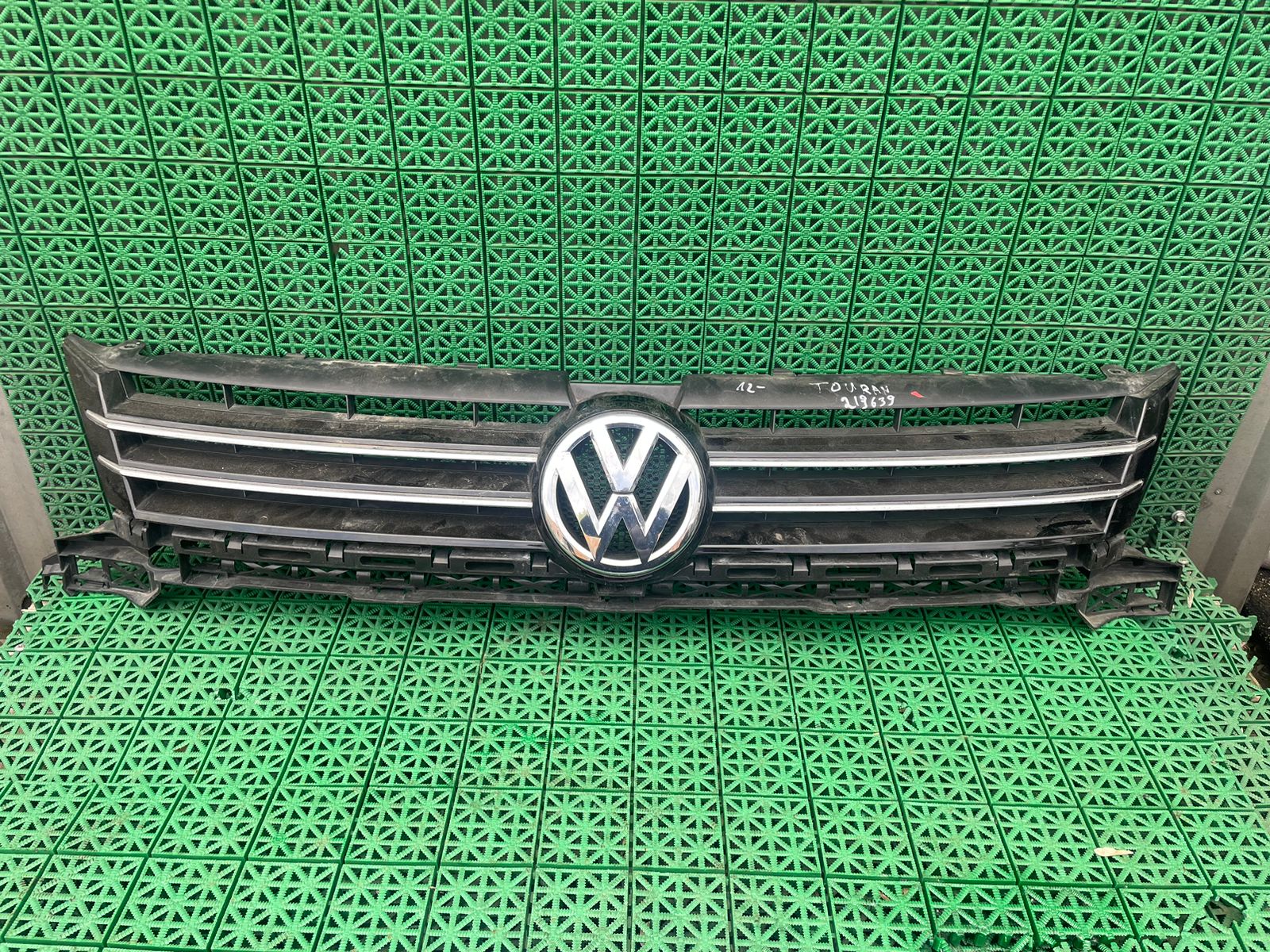 Решетка радиатора VOLKSWAGEN CADDY, TOURAN 2010- б/у