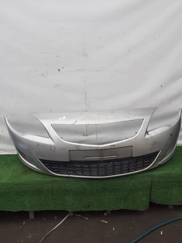 Бампер OPEL ASTRA J 2010- передний хэтчбек 5 ти дверный серебро б/у