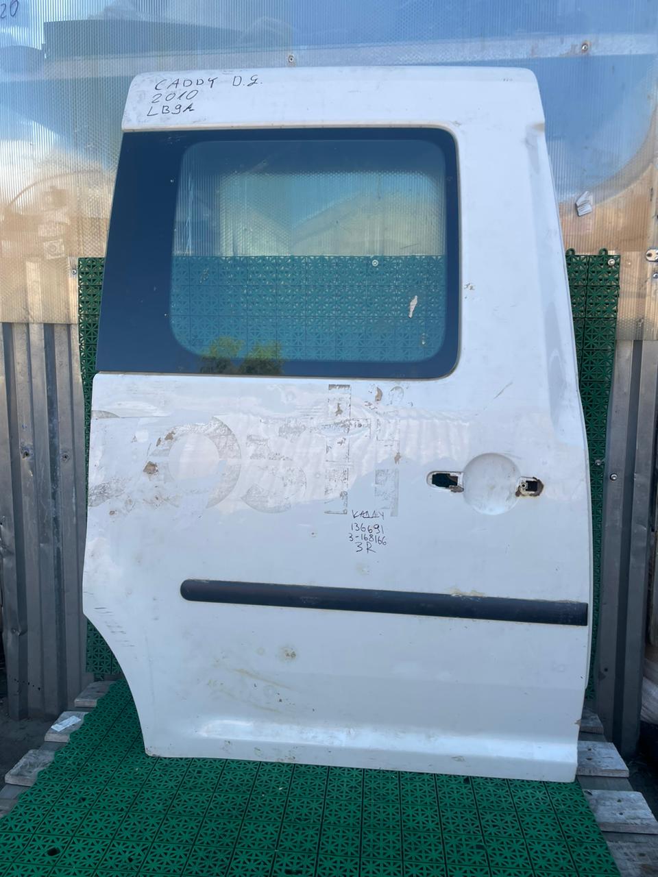 Дверь VOLKSWAGEN CADDY 2004- сдвижная боковая с вырезом под стекло правая белая б/у