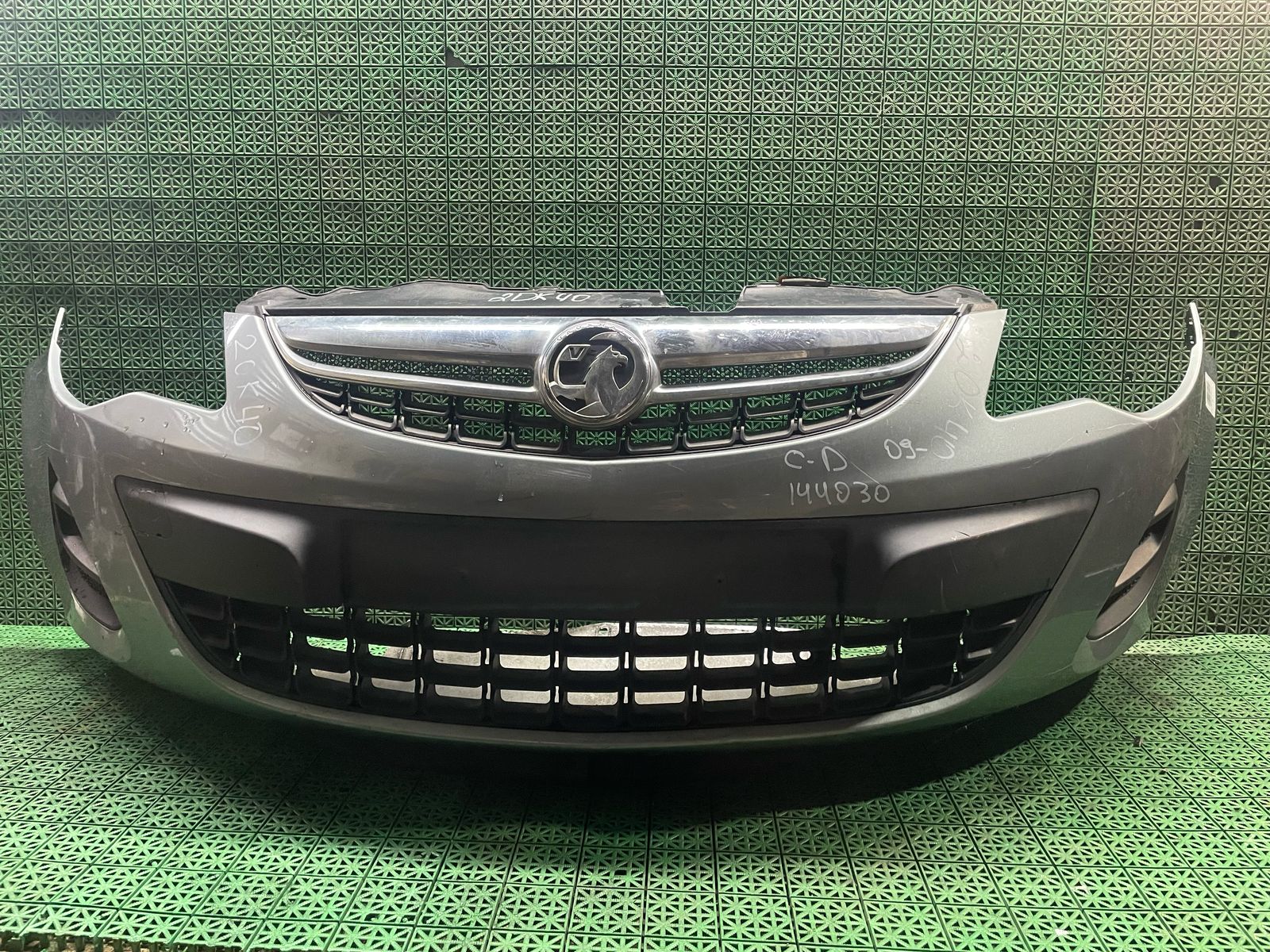 Бампер OPEL CORSA D 2011- передний серый б/у