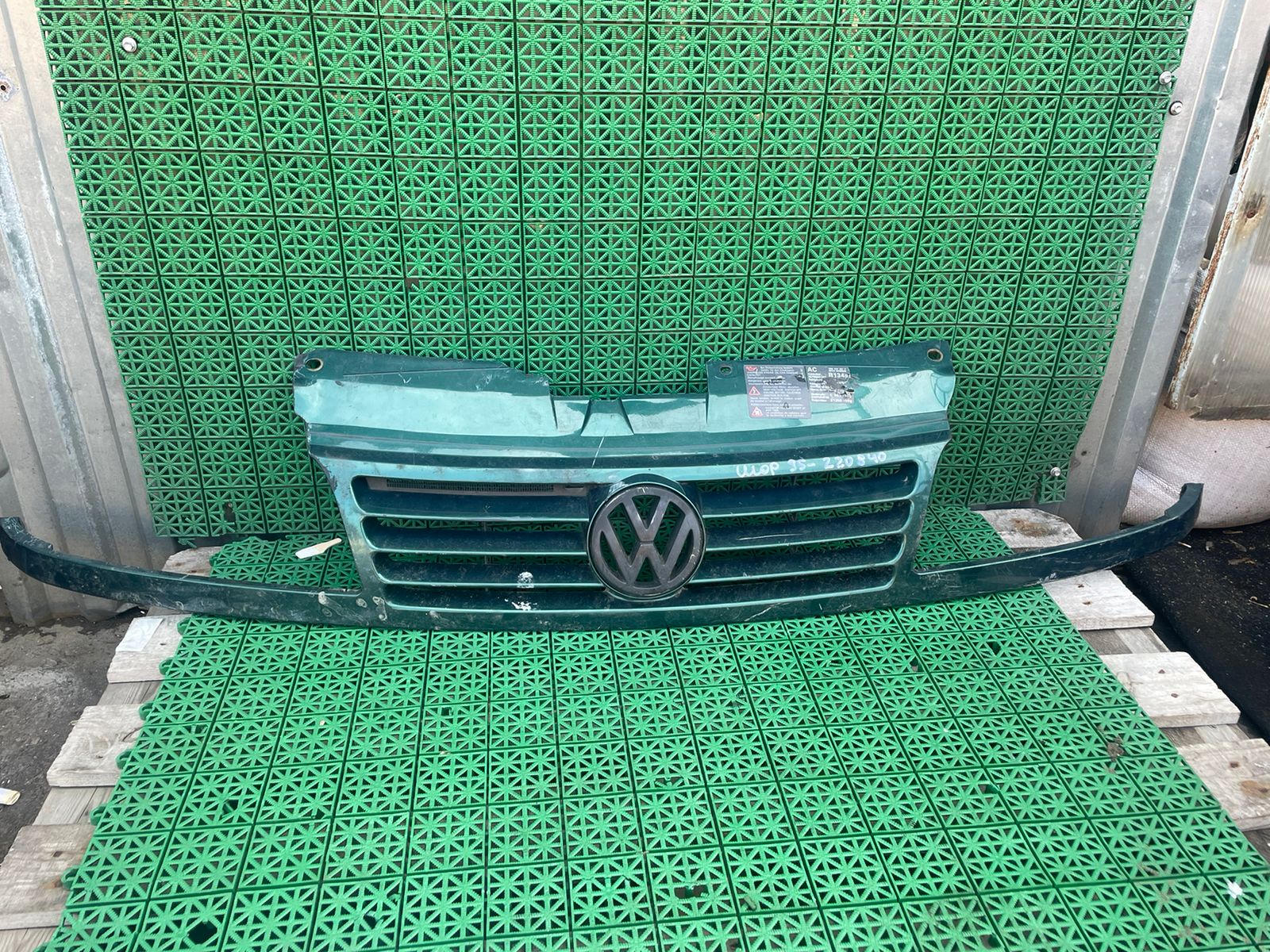 Решетка радиатора VOLKSWAGEN SHARAN 1995- б/у