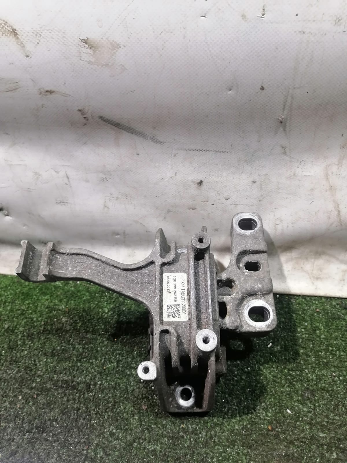 Подушка, опора двигателя AUDI A3, SKODA OCTAVIA A7, VOLKSWAGEN GOLF 7, PASSAT B8 1,6 2013- правая вперёд б/у