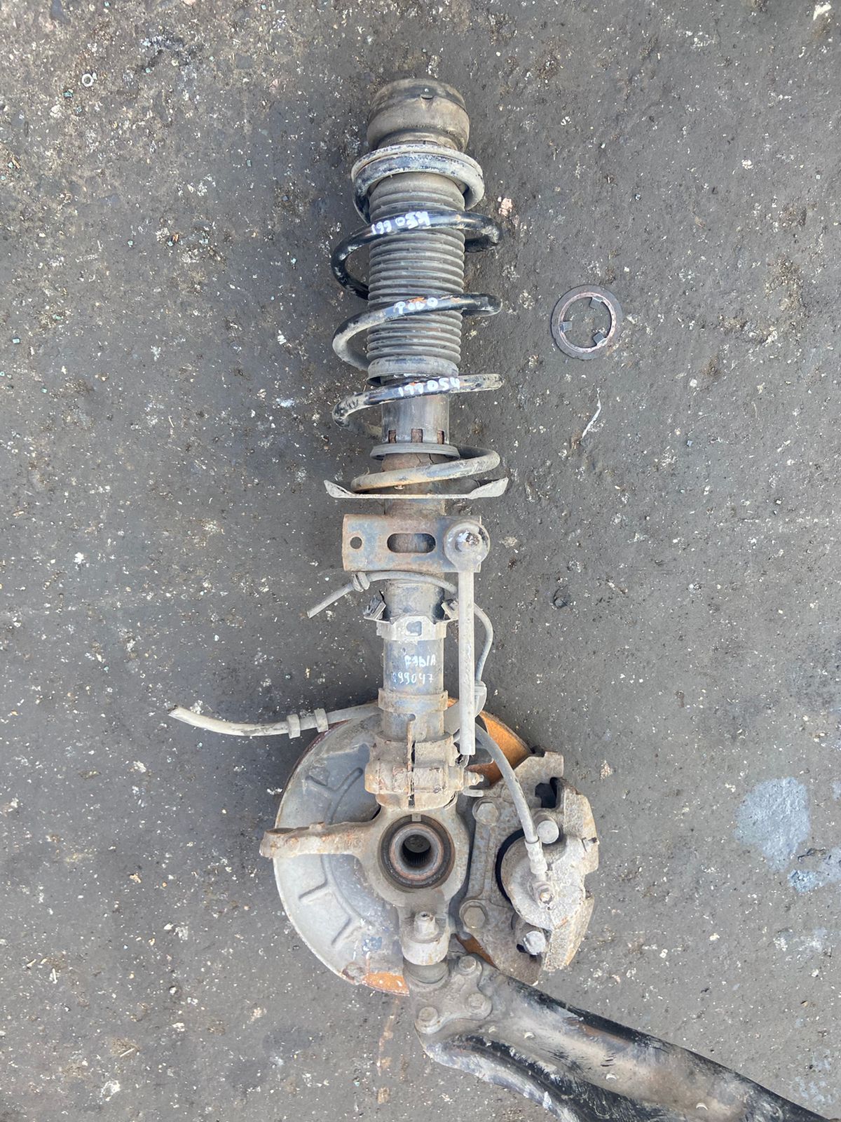 Пружина подвески AUDI A1, SKODA FABIA 2, RAPID, VOLKSWAGEN POLO 2010- передняя в сборе с амортизатором 2 красн 2 зелён б/у