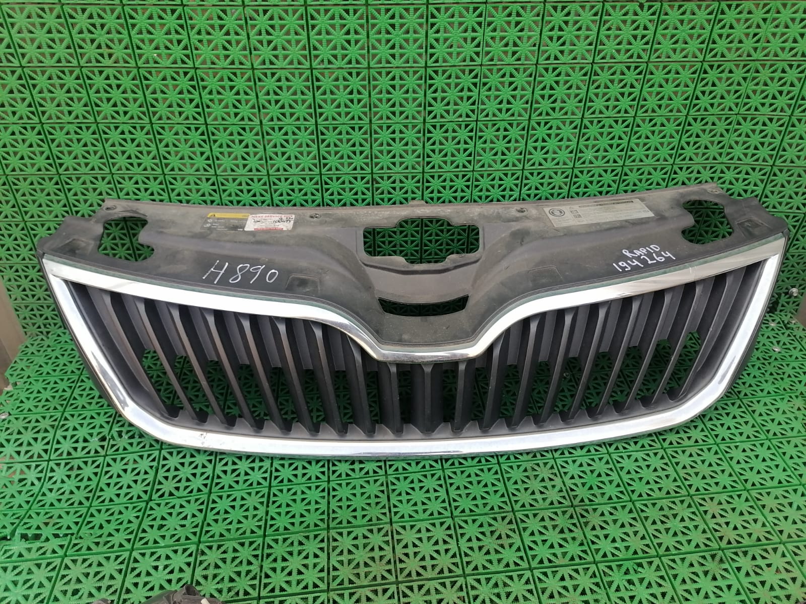 Решетка радиатора SKODA RAPID 2013- б/у